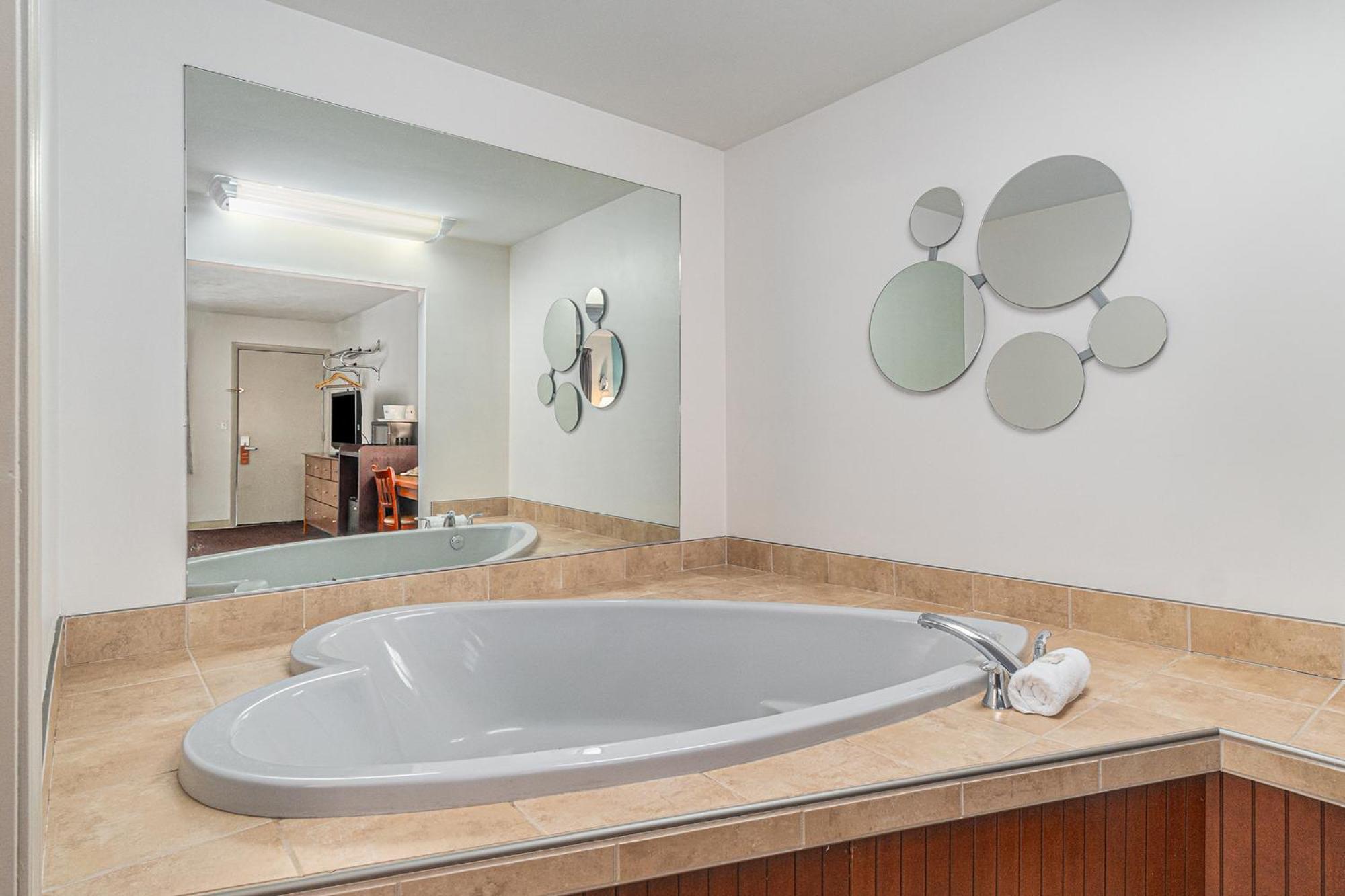 Howard Johnson By Wyndham Traverse City Dış mekan fotoğraf