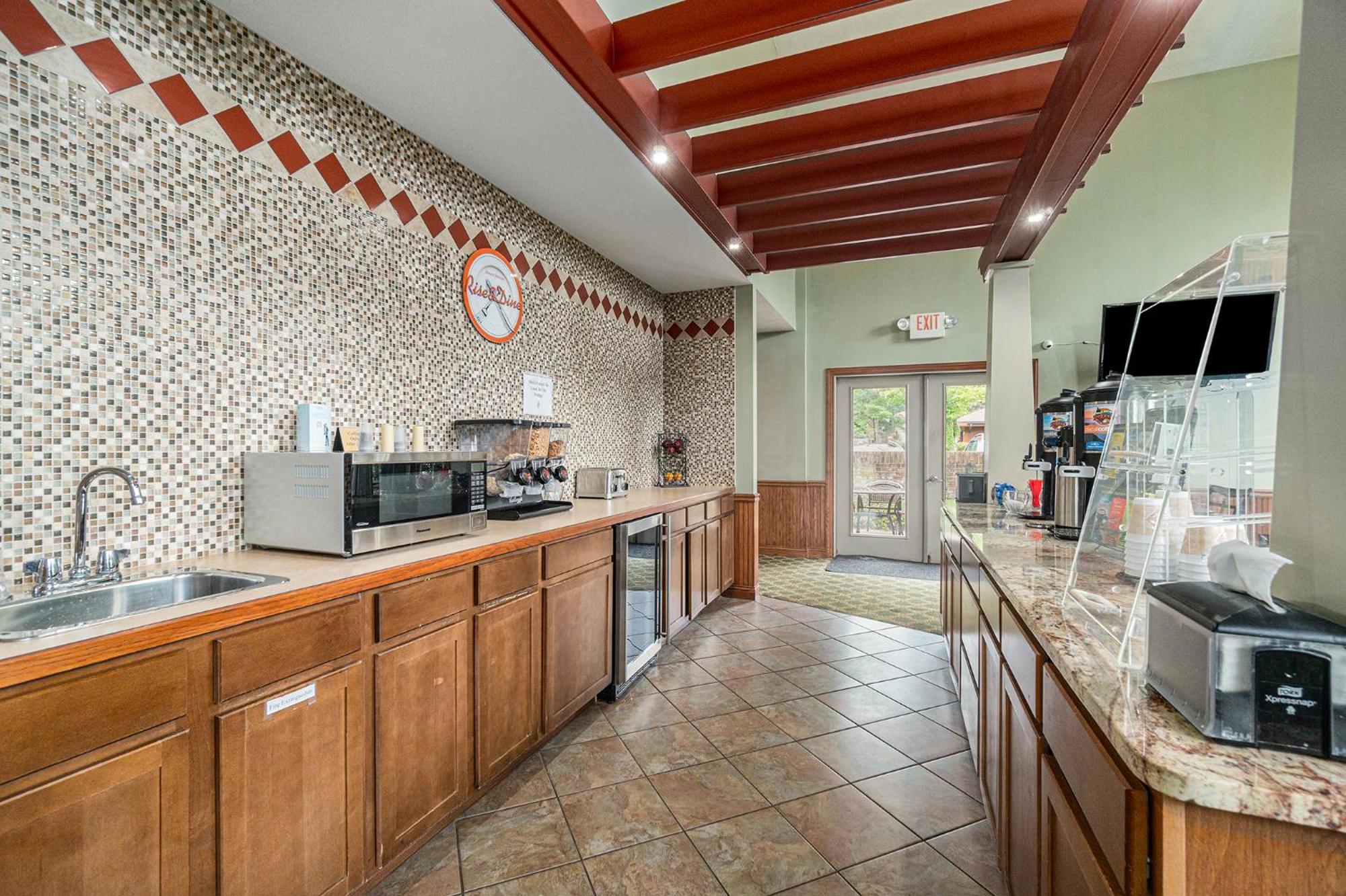 Howard Johnson By Wyndham Traverse City Dış mekan fotoğraf