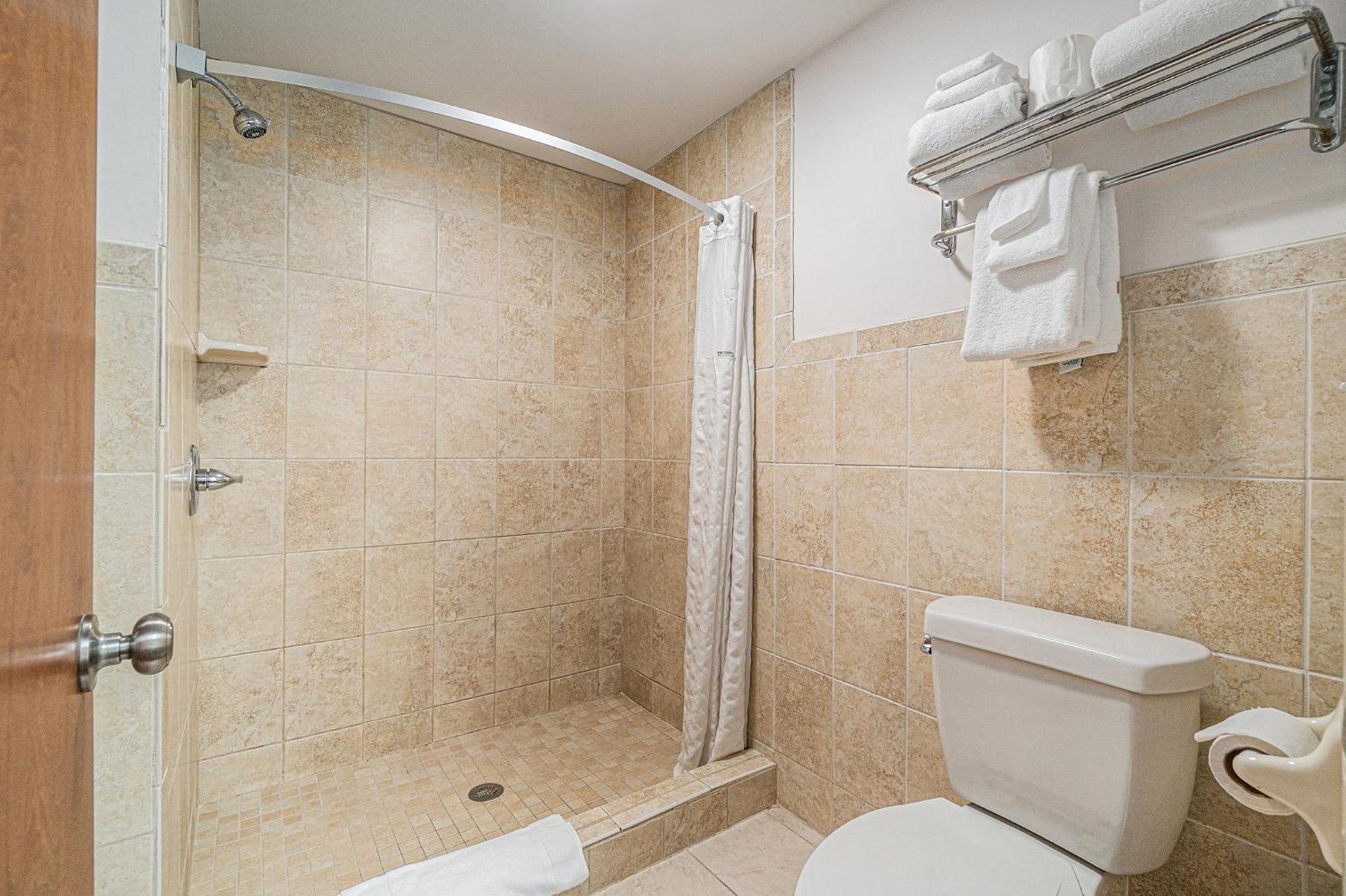 Howard Johnson By Wyndham Traverse City Dış mekan fotoğraf